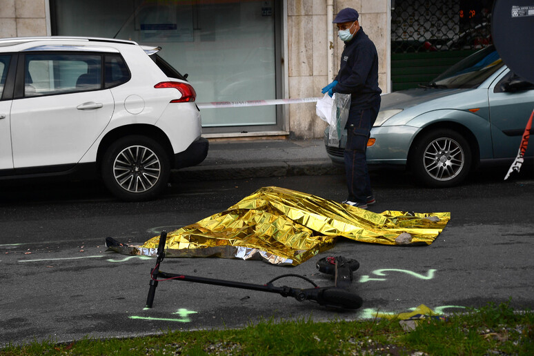 Incidente mortale tra camion e monopattino a Genova - RIPRODUZIONE RISERVATA