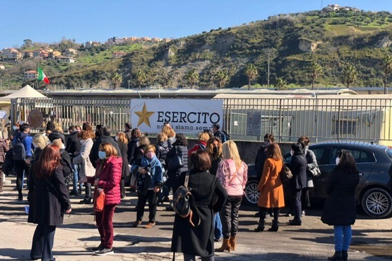 Sospesa vaccinazione prof a Cosenza dopo stop lotto da Aifa - RIPRODUZIONE RISERVATA