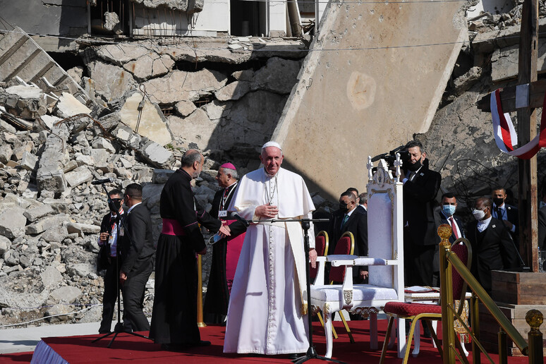 Papa Francesco durante la sua visita a Mosul nel 2021 - RIPRODUZIONE RISERVATA