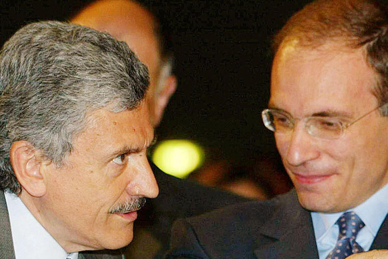 Massimo D 'Alema (s) e Enrico Letta alla convention dell 'Ulivo per la  presentazione del programma della Lista Prodi per le Europee il 22 maggio 2004 - RIPRODUZIONE RISERVATA