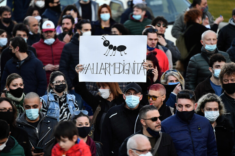 Covid: Genova, #protestaligure di nuovo in piazza - RIPRODUZIONE RISERVATA