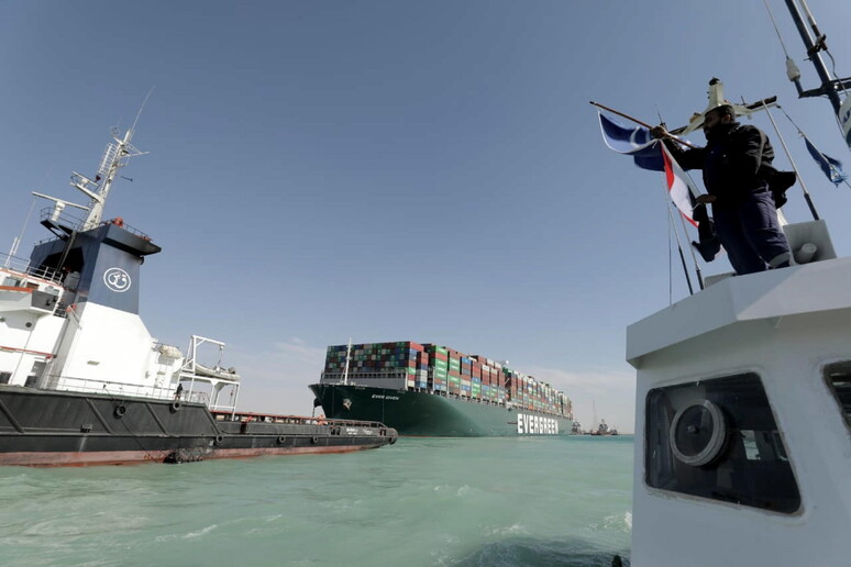 La nave portacontainer Ever Given riportata al galleggiamento sblocca il Canale di Suez © ANSA/EPA