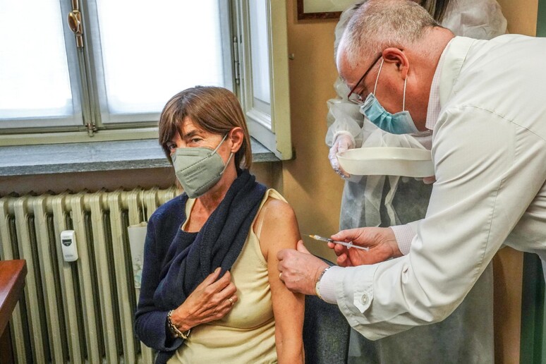 Vaccini dai medici di base - RIPRODUZIONE RISERVATA