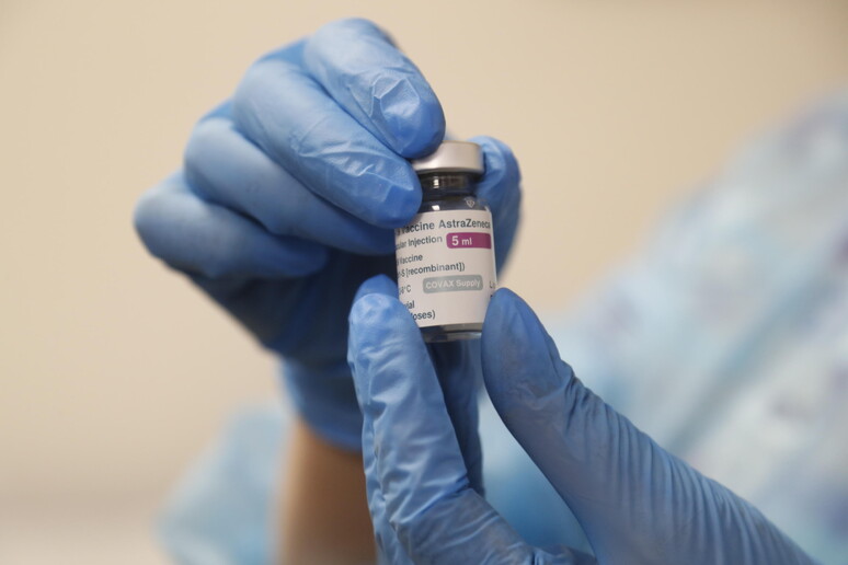 Il vaccino anti-covid AstraZeneca Vaxzevira © ANSA/EPA
