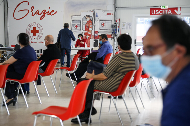 Hub vaccinale alla stazione Termini a Roma - RIPRODUZIONE RISERVATA