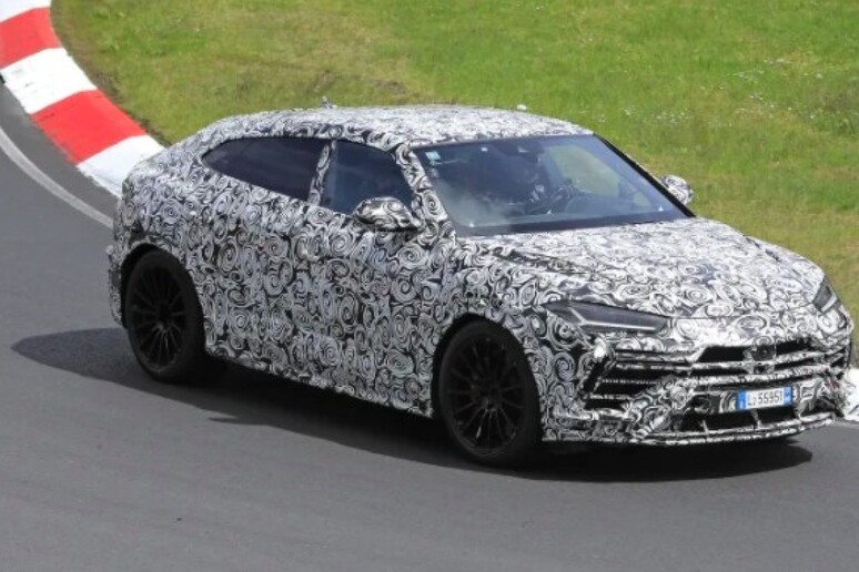 Lamborghini Urus 2022  	'intercettata 	' al Nurburgring - RIPRODUZIONE RISERVATA