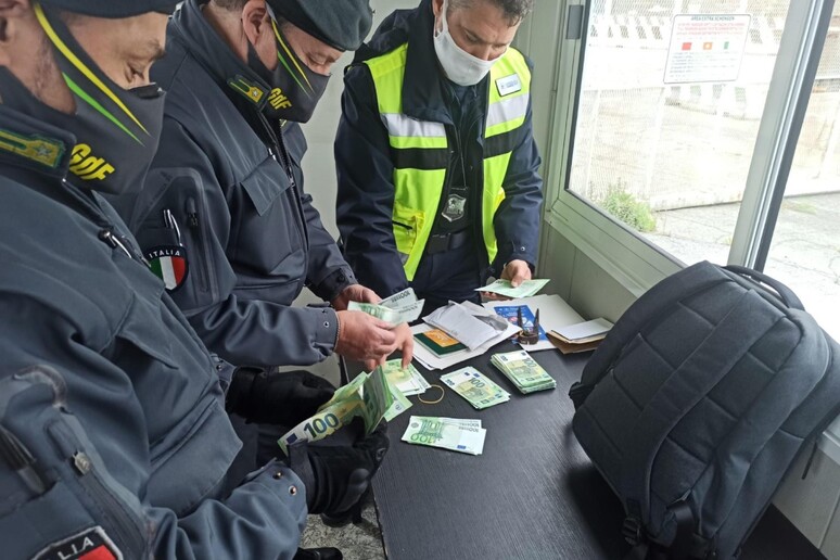 Sequestro di soldi a Genova - RIPRODUZIONE RISERVATA