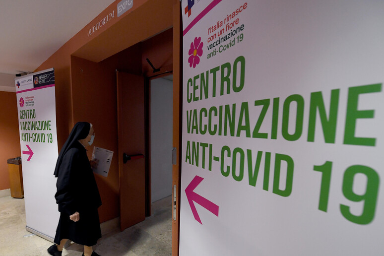 Un hub vaccinale nel Lazio - RIPRODUZIONE RISERVATA