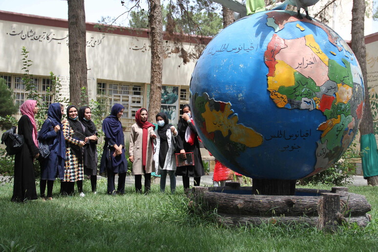 Afghan female astronomy students won award © ANSA/EPA