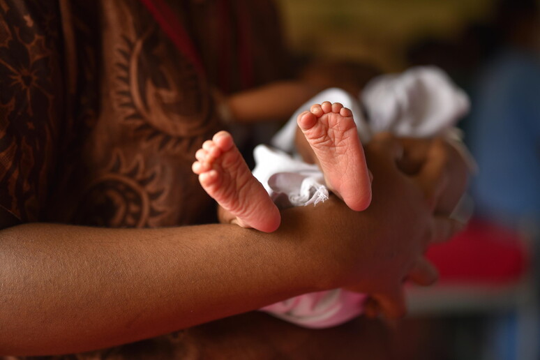 Una donna e il suo bambino © ANSA/EPA