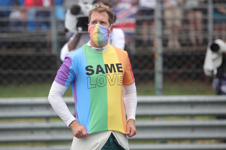 Vettel con la maglia arcobaleno © ANSA/EPA