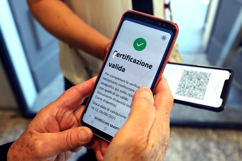 GREEN PASS: ARRIVANO LE PRIME MULTE, CONTROLLI IN VACANZA - RIPRODUZIONE RISERVATA