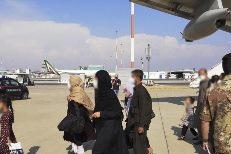 L 'arrivo a Fiumicino di afghani - RIPRODUZIONE RISERVATA