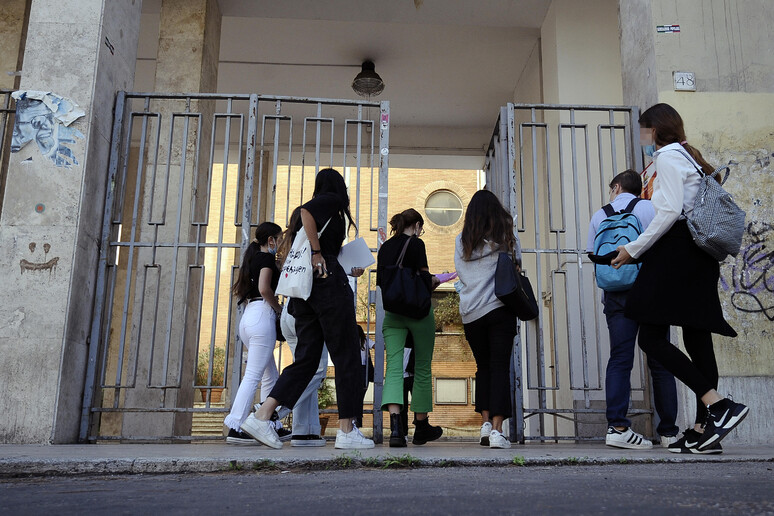 Il rientro a scuola © ANSA/FABIO CIMAGLIA