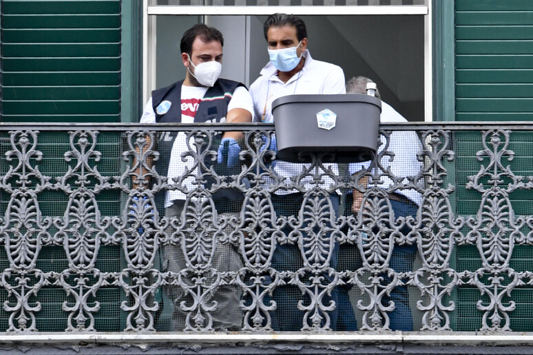 Agenti di Polizia sul balcone del palazzo in via Foria a  Napoli - RIPRODUZIONE RISERVATA