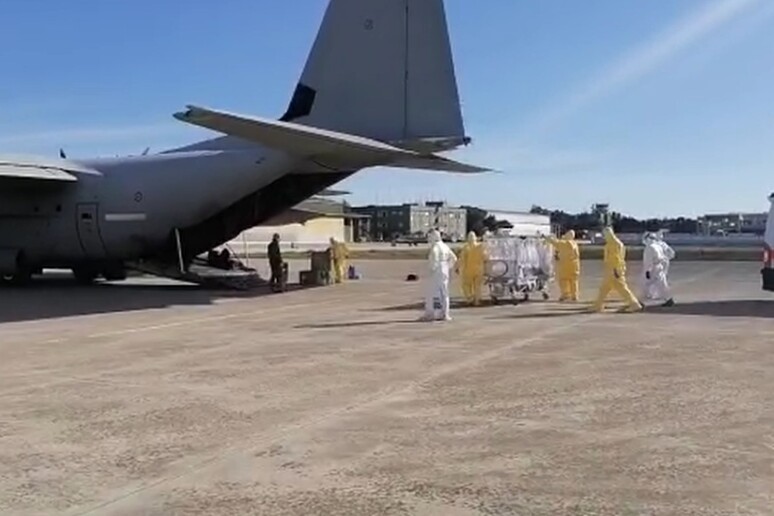 A neonata con Covid serve trapianto in aereo da Lecce a Brescia