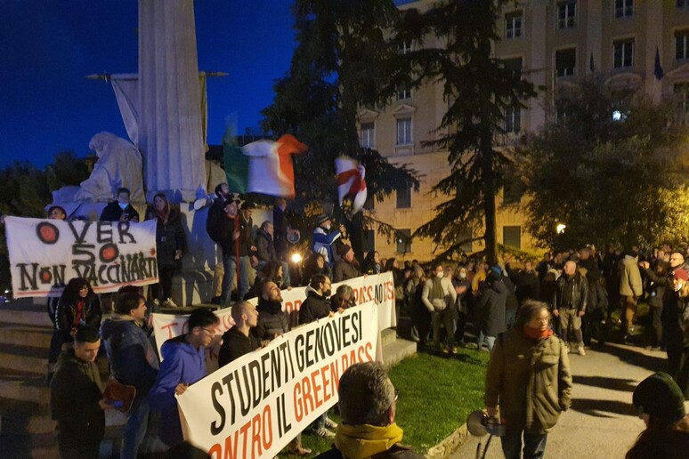 Corteo no vax a Genova - RIPRODUZIONE RISERVATA