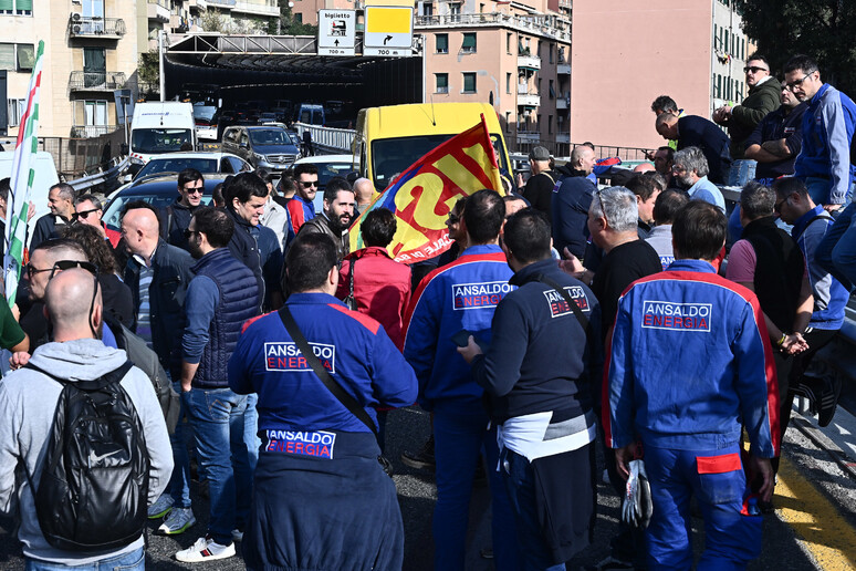 Ansaldo Energia: lavoratori bloccano ingresso autostrada Genova Ovest - RIPRODUZIONE RISERVATA