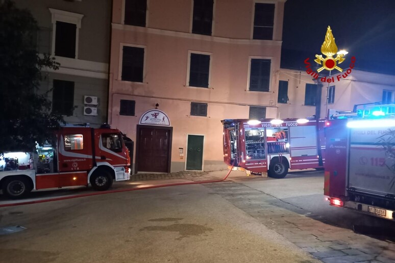 Incendio nel centro storico di Genova - RIPRODUZIONE RISERVATA