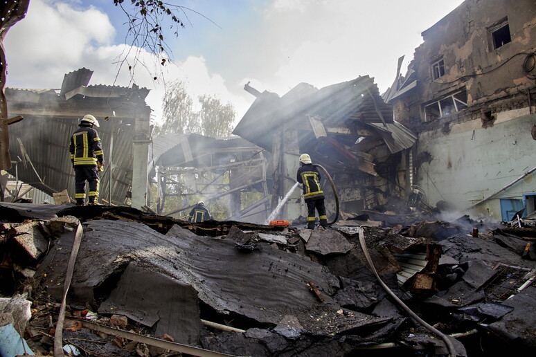 Le macerie dopo un bombardamenti a Kharkiv, in Ucraina (archivio) - RIPRODUZIONE RISERVATA