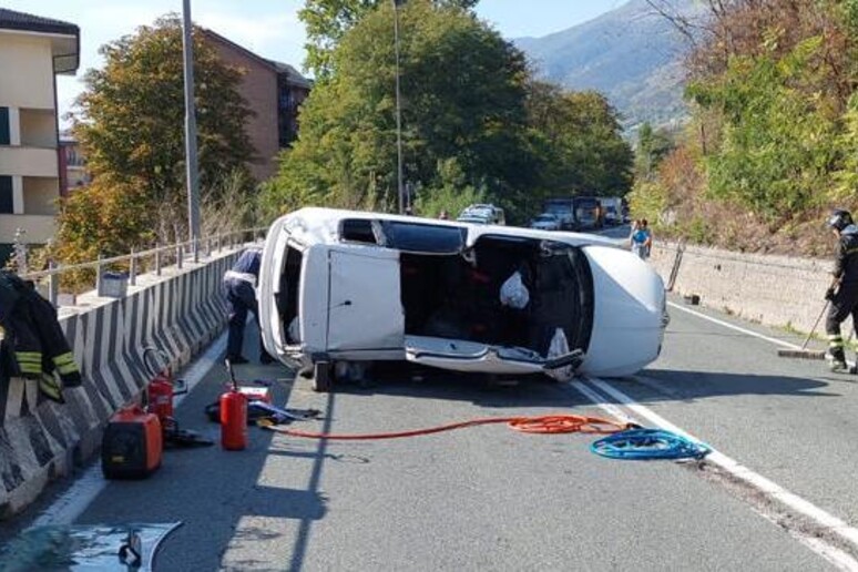 Auto ribaltata ad Aosta, conducente in ospedale - RIPRODUZIONE RISERVATA