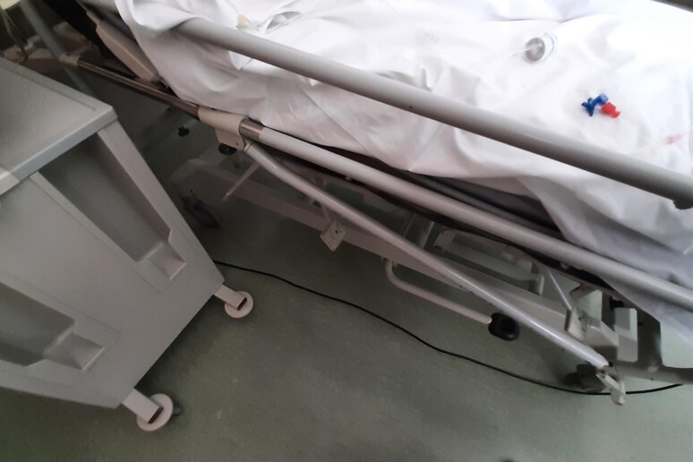Un letto d 'ospedale - RIPRODUZIONE RISERVATA