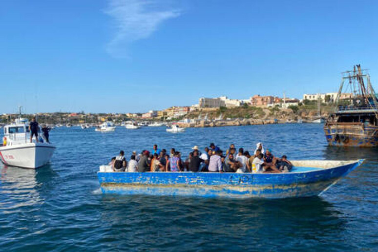 Un barcone di migranti in arrivo a Lampedusa - RIPRODUZIONE RISERVATA