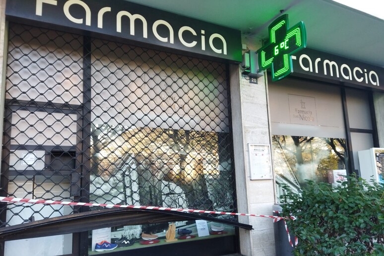 Tentato furto alla farmacia Dott.Nicola di Aosta - RIPRODUZIONE RISERVATA