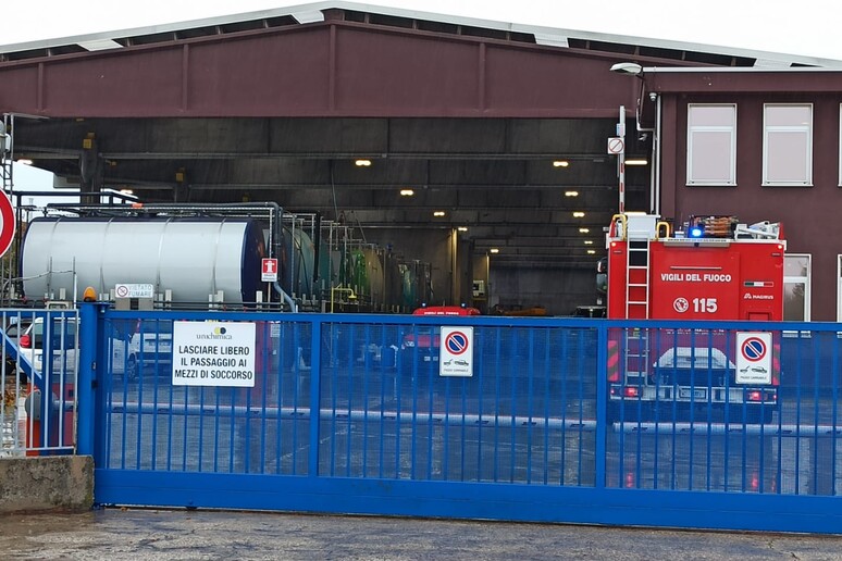 Malore durante saldature in cisterna chimica, 2 in ospedale - RIPRODUZIONE RISERVATA