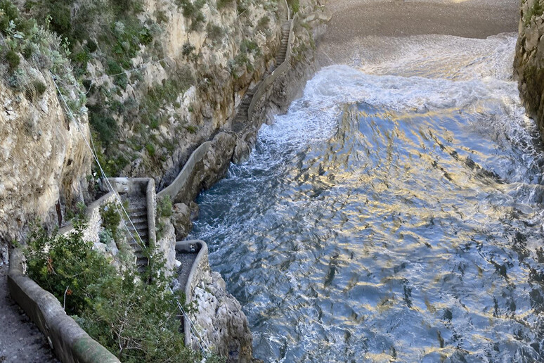 Mare mosso nel fiordo di Furore sulla costa amalfitana (Salerno) - RIPRODUZIONE RISERVATA