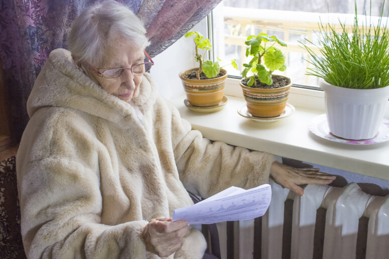Freddo a casa, rischi salute per 3mln di anziani - RIPRODUZIONE RISERVATA