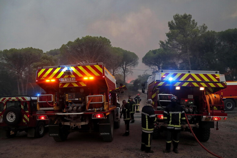 Vigili del fuoco francesi al lavoro - RIPRODUZIONE RISERVATA