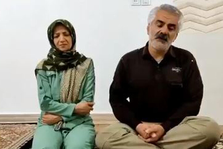 I genitori del giovane iraniano Mehdi Mohammad Karami, - RIPRODUZIONE RISERVATA