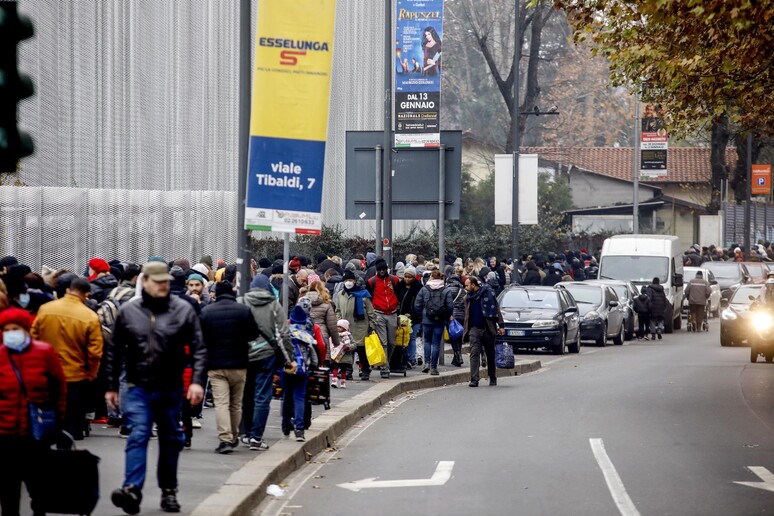 Lunga fila di persone bisognose per la distribuzione di alimenti al Pane Quotidiano - RIPRODUZIONE RISERVATA