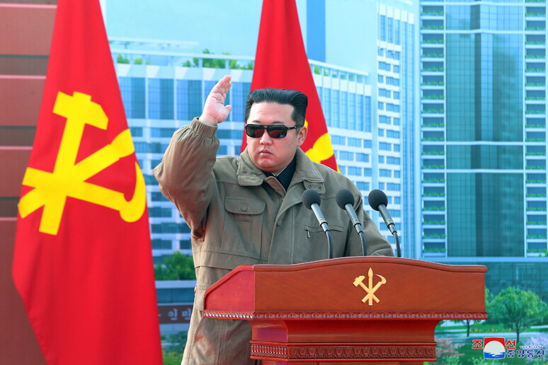 Il leader nordcoreano Kim Jong-un durante una cerimonia a Pyongyang. Immagine d 'archivio © ANSA/EPA