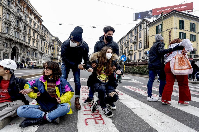 la protesta degli studenti a Milano - RIPRODUZIONE RISERVATA