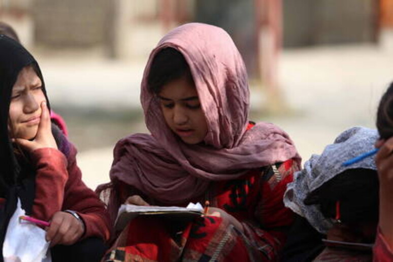 Studentessa in Afghanistan © ANSA/EPA