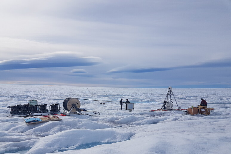 I ricercatori scavano pozzi per la misurazione della temperatura, Groenlandia (Fonte: Poul Christoffersen) - RIPRODUZIONE RISERVATA