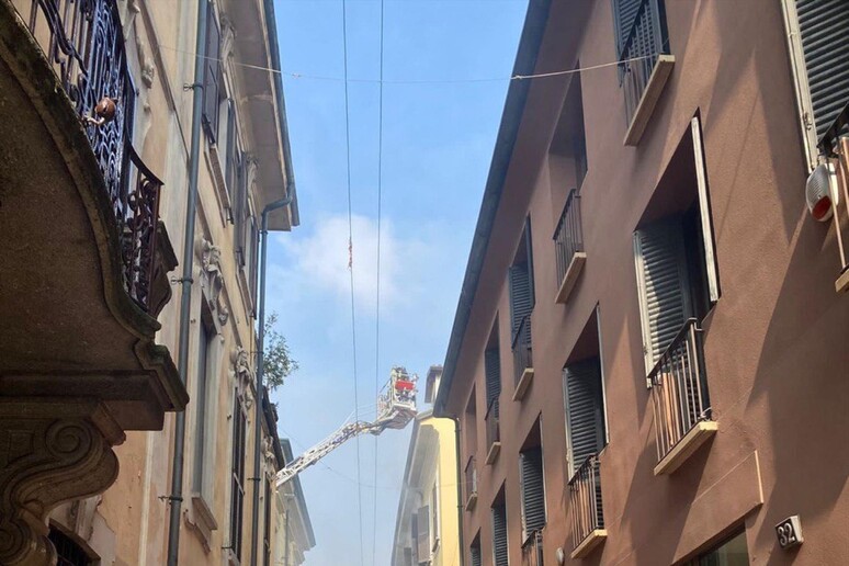 Incendio in via della Spiga a Milano, un ferito grave - RIPRODUZIONE RISERVATA