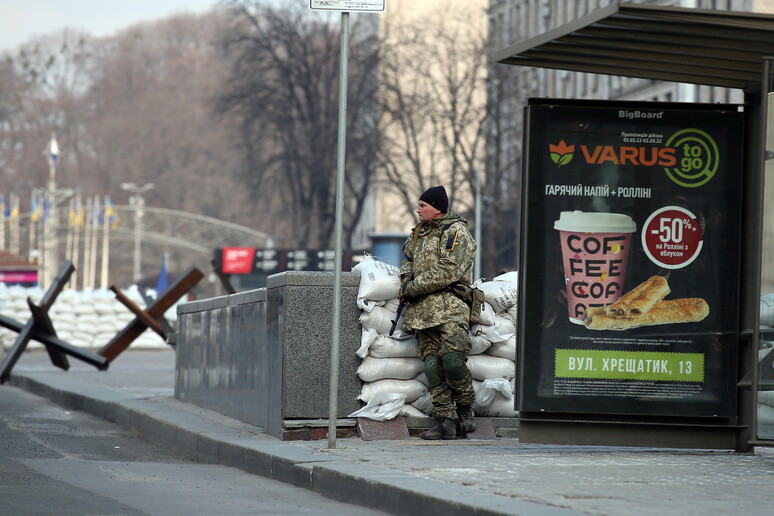 Un checkpoint a Kiev in una recente immagine © ANSA/EPA