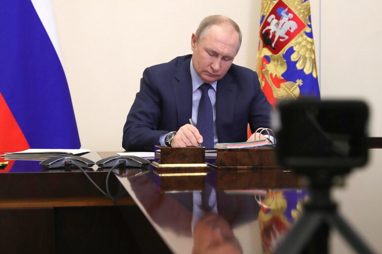 Putin firma il decreto sul pagamento del gas in rubli © ANSA/EPA
