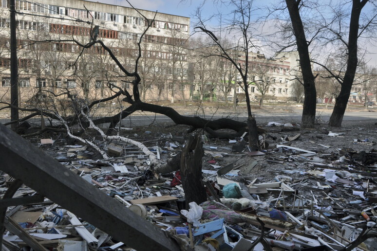 La distruzione nella città di Chernihiv © ANSA/EPA