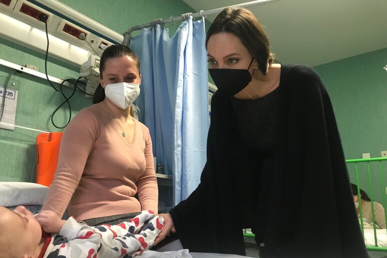 Angelina Jolie vista bimbi ucraini all 'Ospedale Bambino Gesù - RIPRODUZIONE RISERVATA