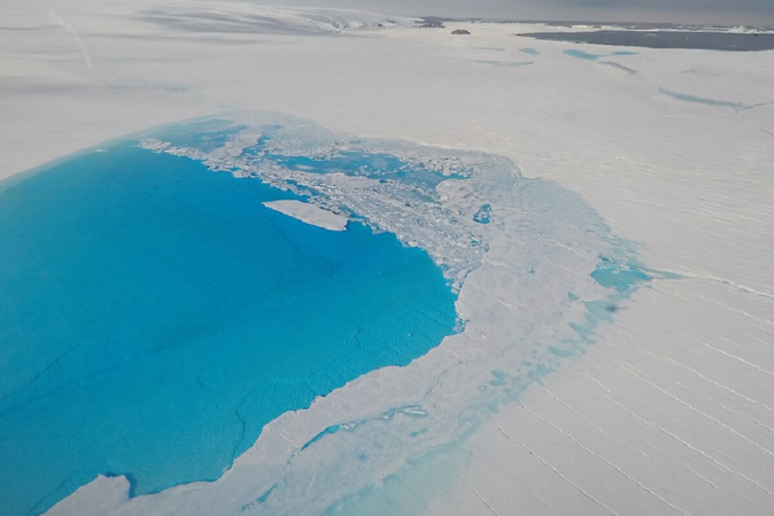 Il lago formato dallo scioglimento dei ghiacci nella piattaforma di ghiaccio dell 'Antartide orientale (fonte: Sue Cook, UTAS) - RIPRODUZIONE RISERVATA