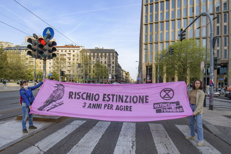 Un 'altra protesta di Extintion Rebellion a Milano - RIPRODUZIONE RISERVATA