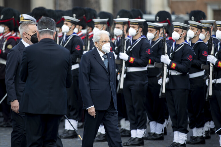 25 Aprile: Mattarella Depone Corona All'Altare Della Patria ...