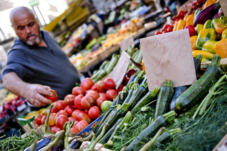 Aumenta ancora la fiducia dei consumatori nell 'Eurozona a ottobre - RIPRODUZIONE RISERVATA