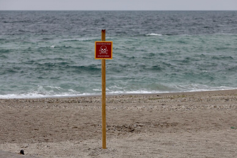 Un cartello avverte della presenza di mine sulla spiaggia di Odessa © ANSA/AFP
