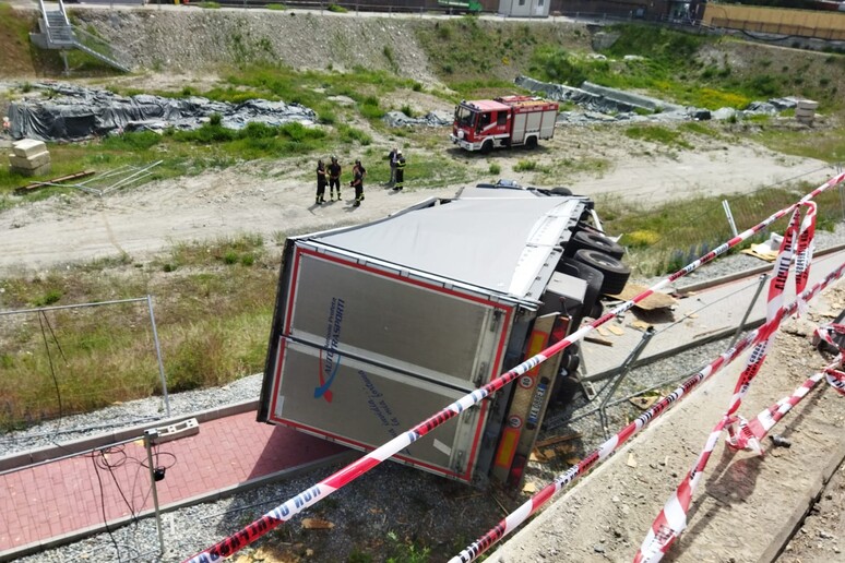 Tir finisce in cantiere ospedale Parini di Aosta (foto di Cristina Porta) - RIPRODUZIONE RISERVATA