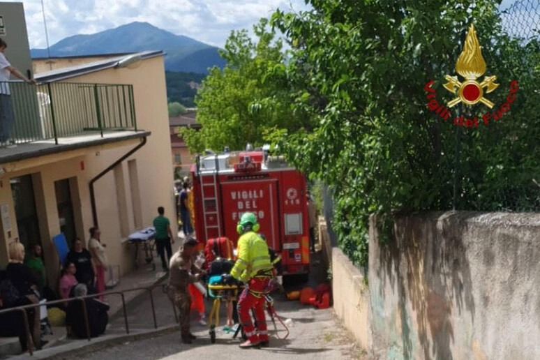 Auto finisce in giardino asilo all 'Aquila,4 bimbi feriti - RIPRODUZIONE RISERVATA